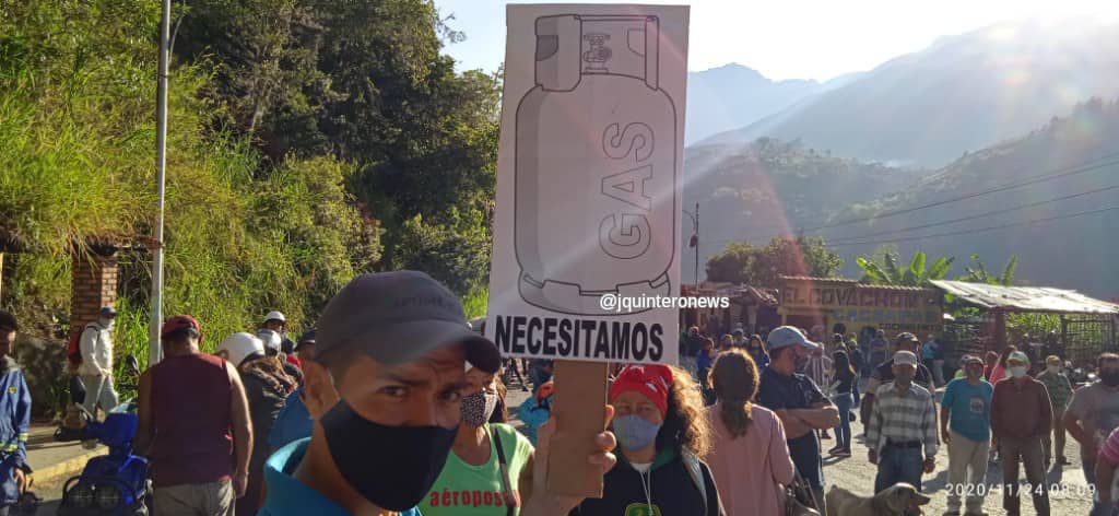 Trancan la carretera trasandina, merideños reclaman despacho de gas doméstico #24Nov (FOTOS)