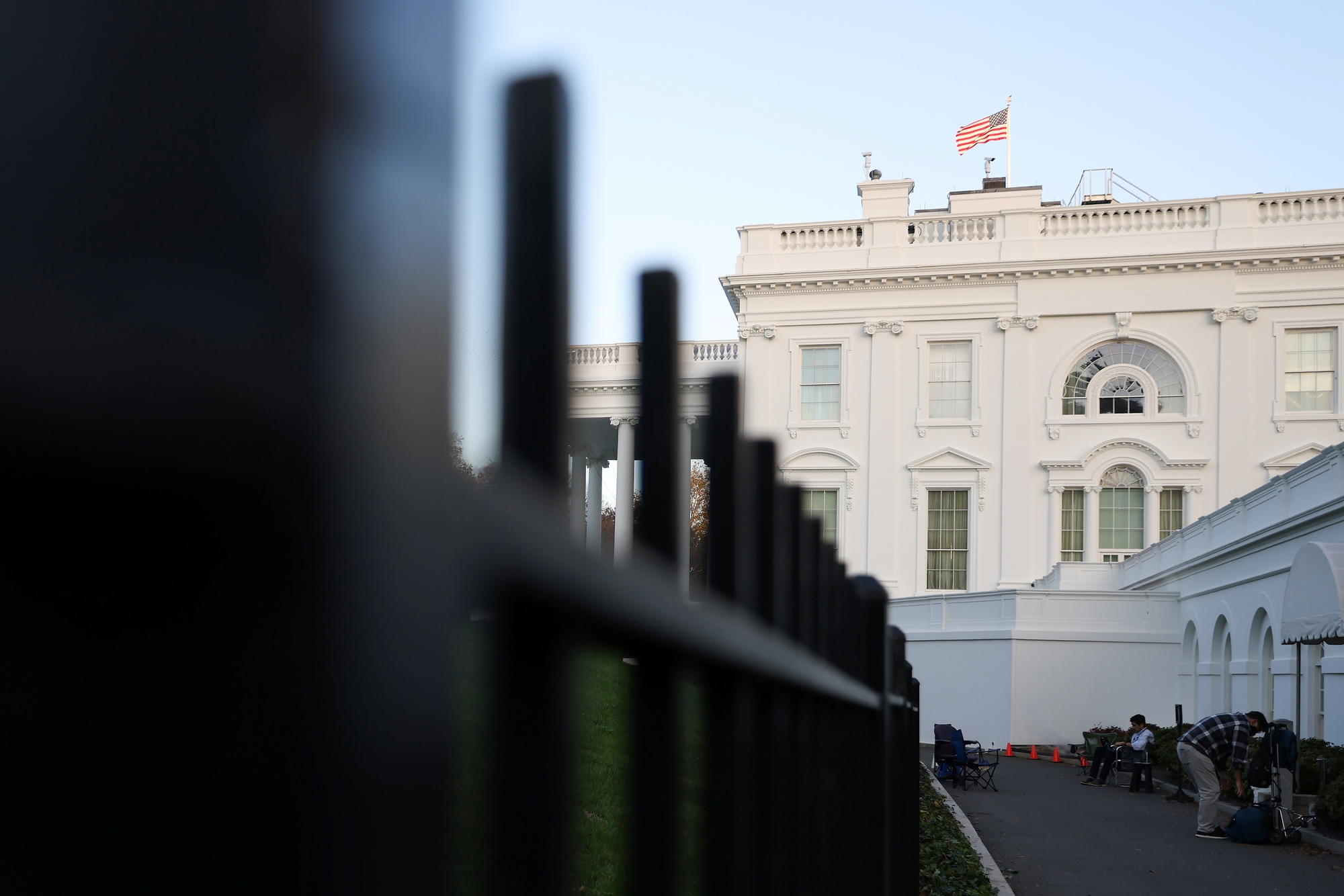 Quiénes son los latinos que están siendo considerados para ocupar puestos en el gabinete de Biden