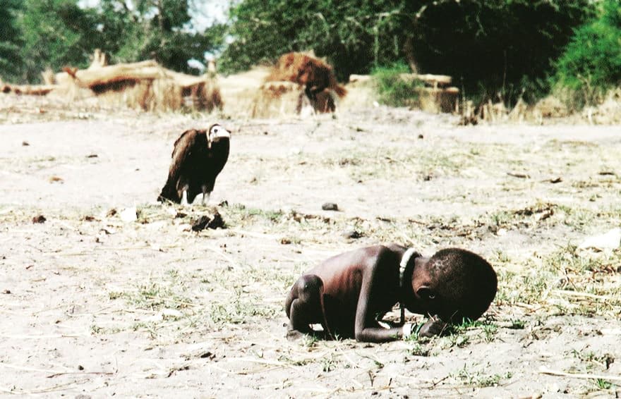 Fotos Históricas presenta: “Niño hambriento y buitre”