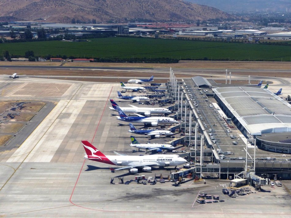 Chile reabre su frontera aérea a turistas después de ocho meses