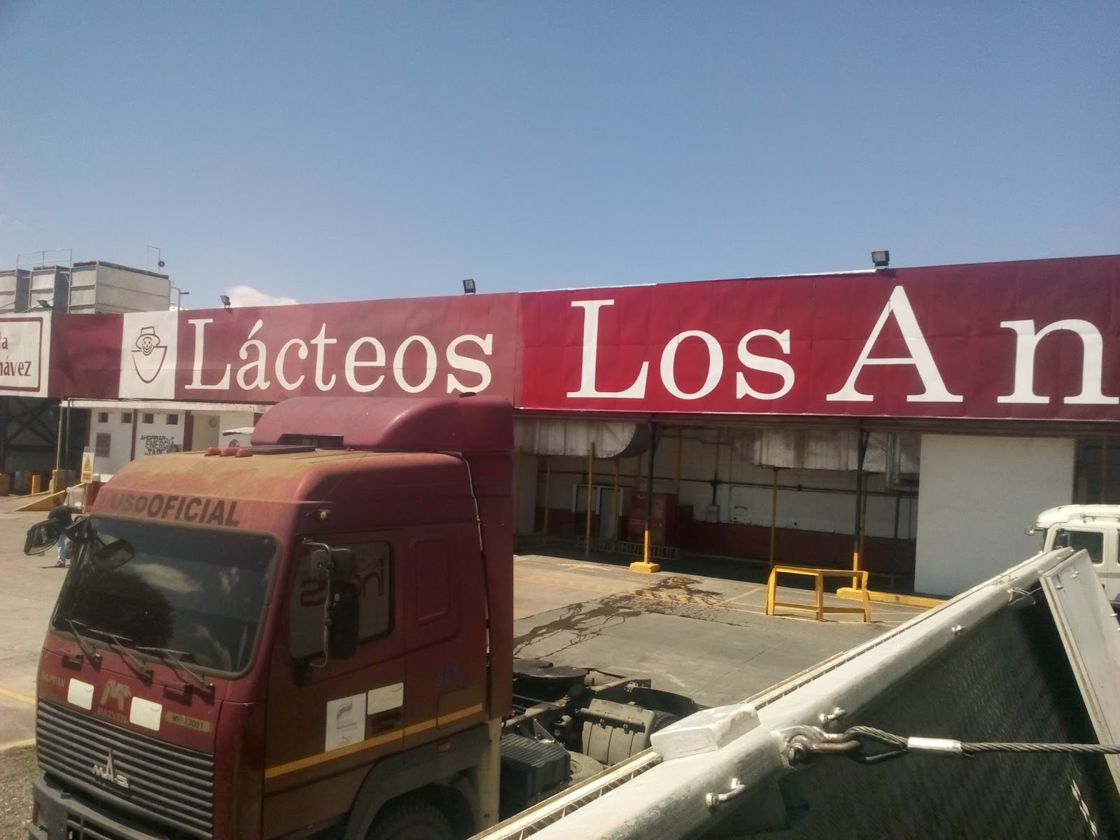 En Video: Cientos de litros de leche dañada salen de Lácteos Los Andes