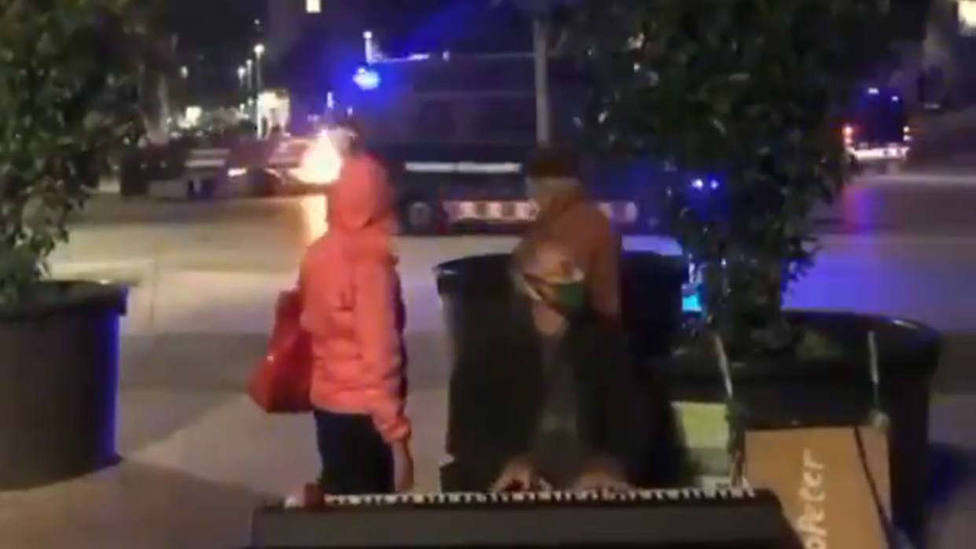 En VIDEO: Pianista callejero no paró de tocar “Eternal Flame” durante los disturbios en Barcelona