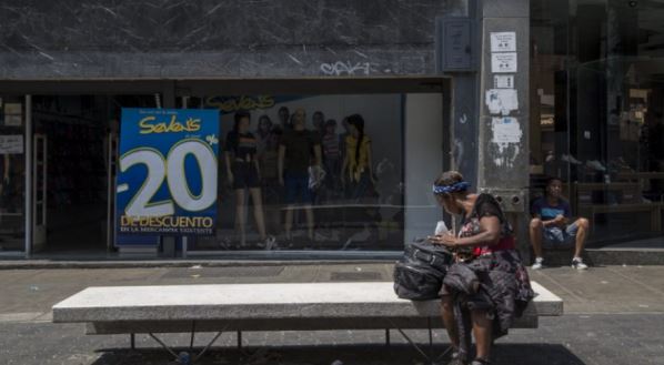 Denuncian que una mujer fue agredida por PoliCaracas y empleados de una tienda en Sabana Grande