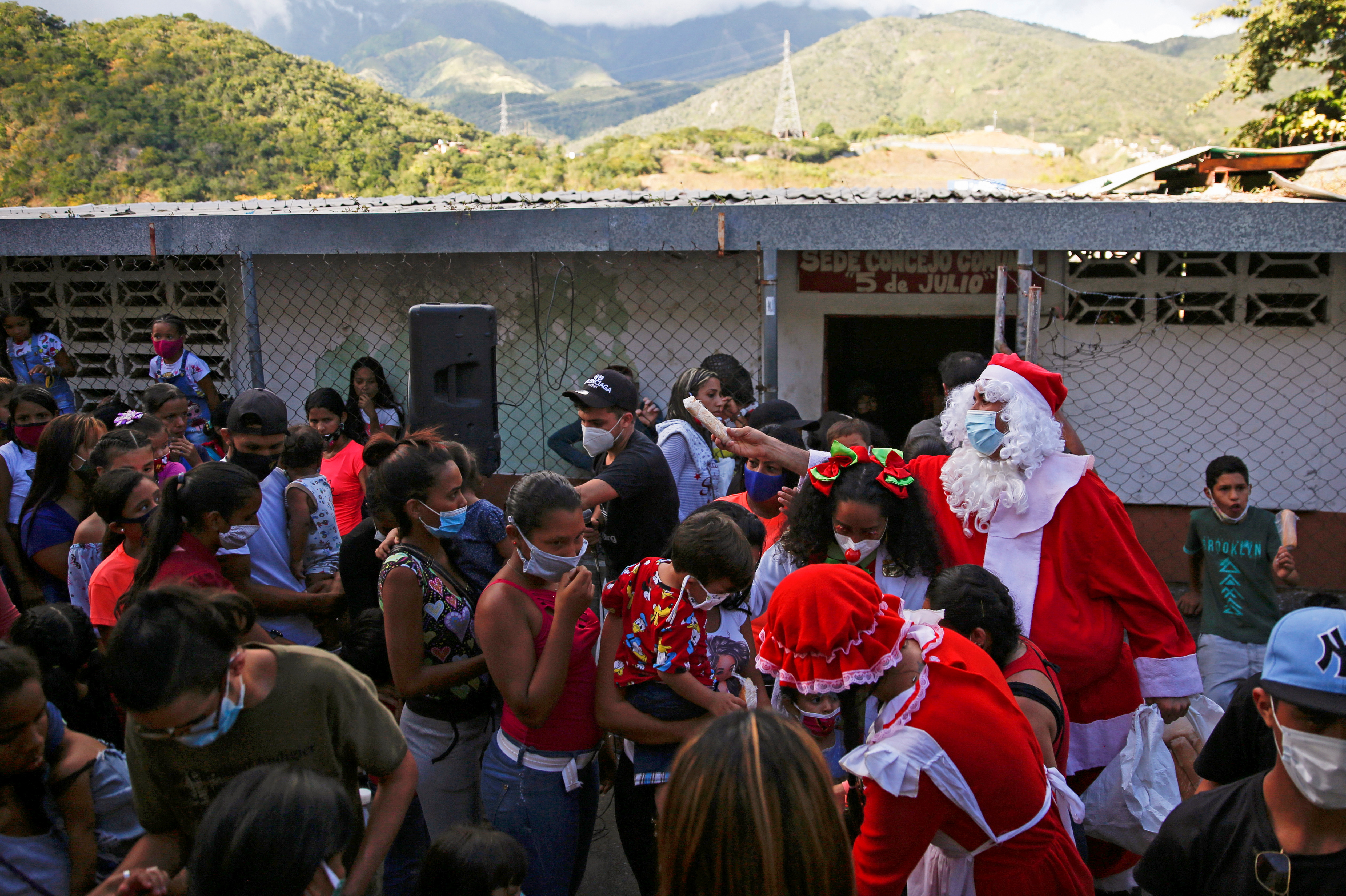 Bajo pandemia y recesión, Santa Claus reparte desde pan hasta ropa a niños en zona de Venezuela (Fotos)