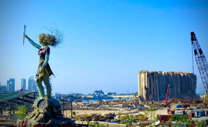 ¡BRUTAL! La estatua hecha con trozos de vidrio tras la explosión en Beirut (FOTO)