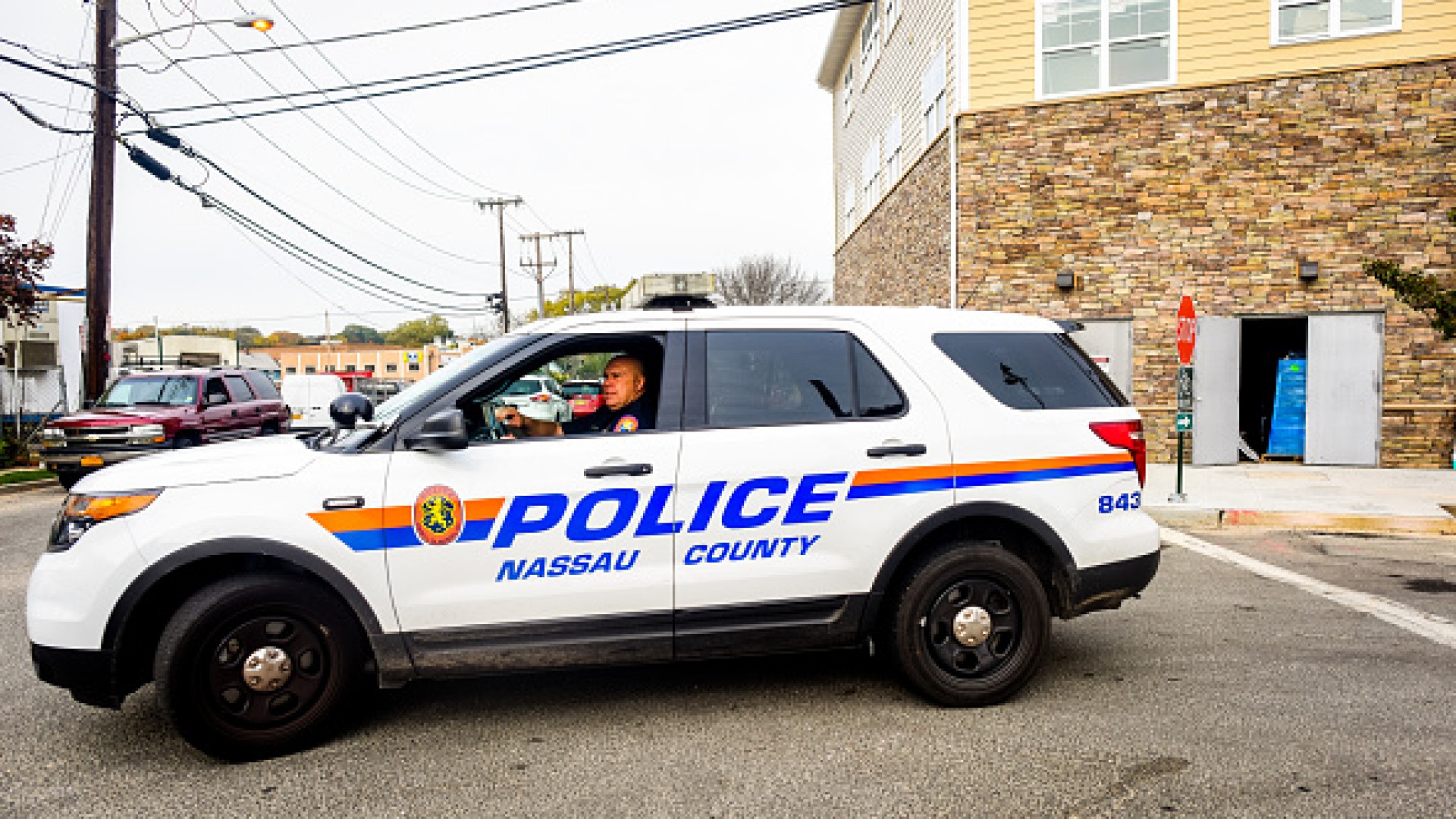 Policías de Long Island encontraron un cadáver en llamas en el patio trasero de una casa