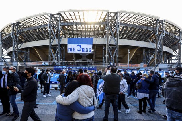 El estadio del Nápoles es rebautizado oficialmente con el nombre de Diego Armando Maradona