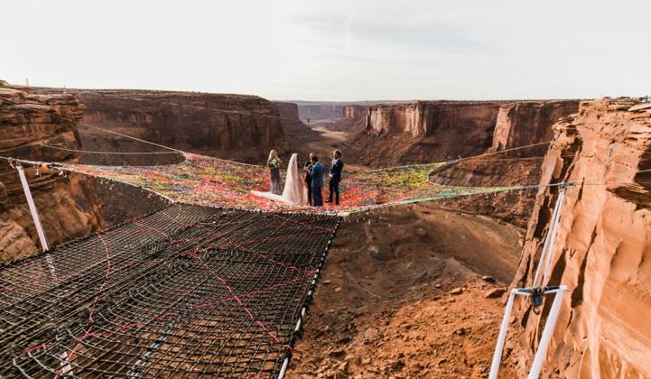 ¿Te atreves? Pareja celebró su boda sobre una malla sostenida en el abismo (VIDEO)