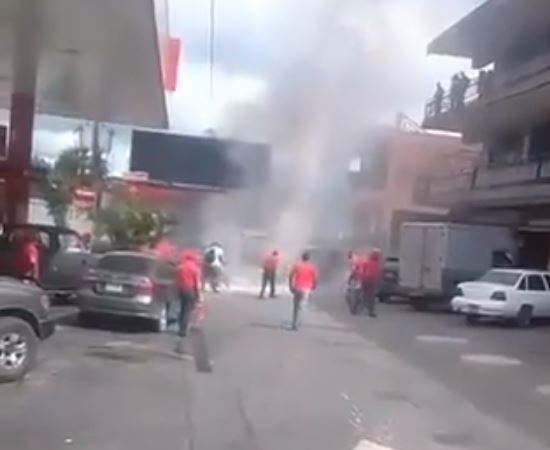 EN VIDEO:  Se incendia y explota un carro en estación de servicio de Baruta #4Dic