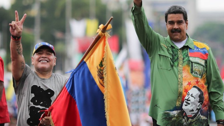 Con la venta de la gorra que le regaló Maduro, comenzó la subasta de bienes de Maradona