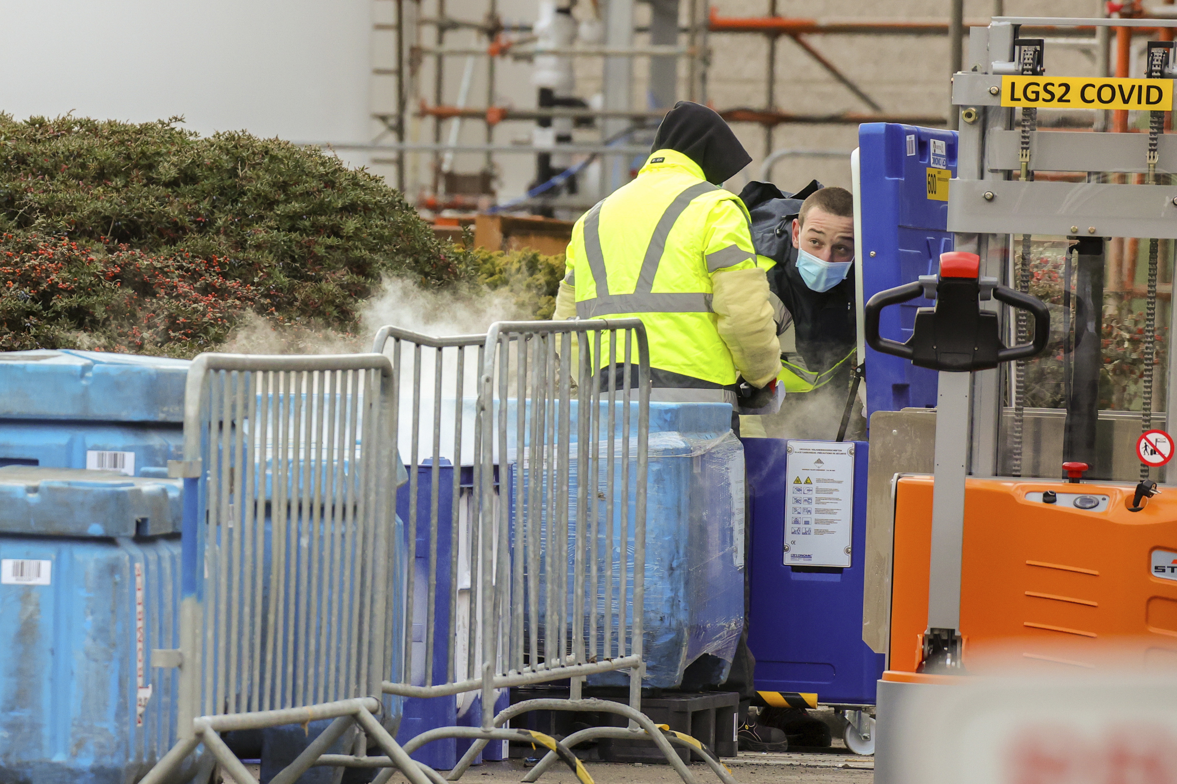 Primeras vacunas para la UE salen de la fábrica belga que las produce