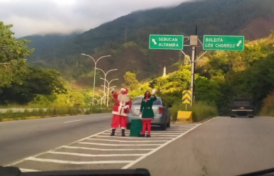 Santa Claus da la bienvenida a la Navidad en la Cota Mil con tapaboca incluido #1Dic (Foto)