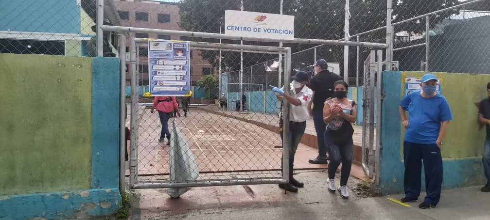 Se registran pocos electores en los centros de votación de El Cementerio #6Dic (FOTOS)