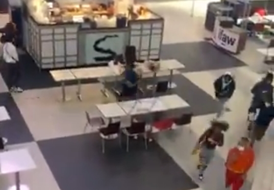 Provocó caos en un centro comercial luego de que se le escapara un tiro al acomodarse los pantalones (VIDEO)