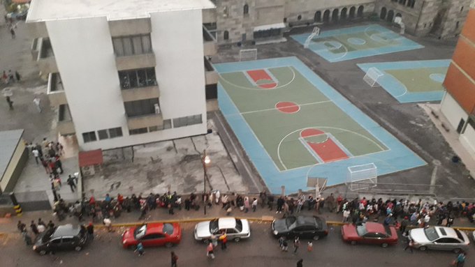 ¡Indignante! Ancianos y niños amanecieron haciendo cola a la espera de comida en La Florida #21Dic (FOTO)