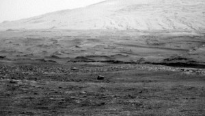 Encuentran en la superficie de Marte una gran roca oscura y brillante (FOTO)