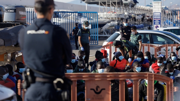 “Mamá está en el mar”: La dura historia de tres huérfanos migrantes en las islas Canarias