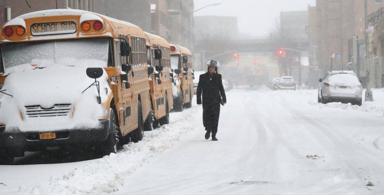 Tormenta de nieve azotó el noreste de EEUU y dejó a miles de personas sin electricidad