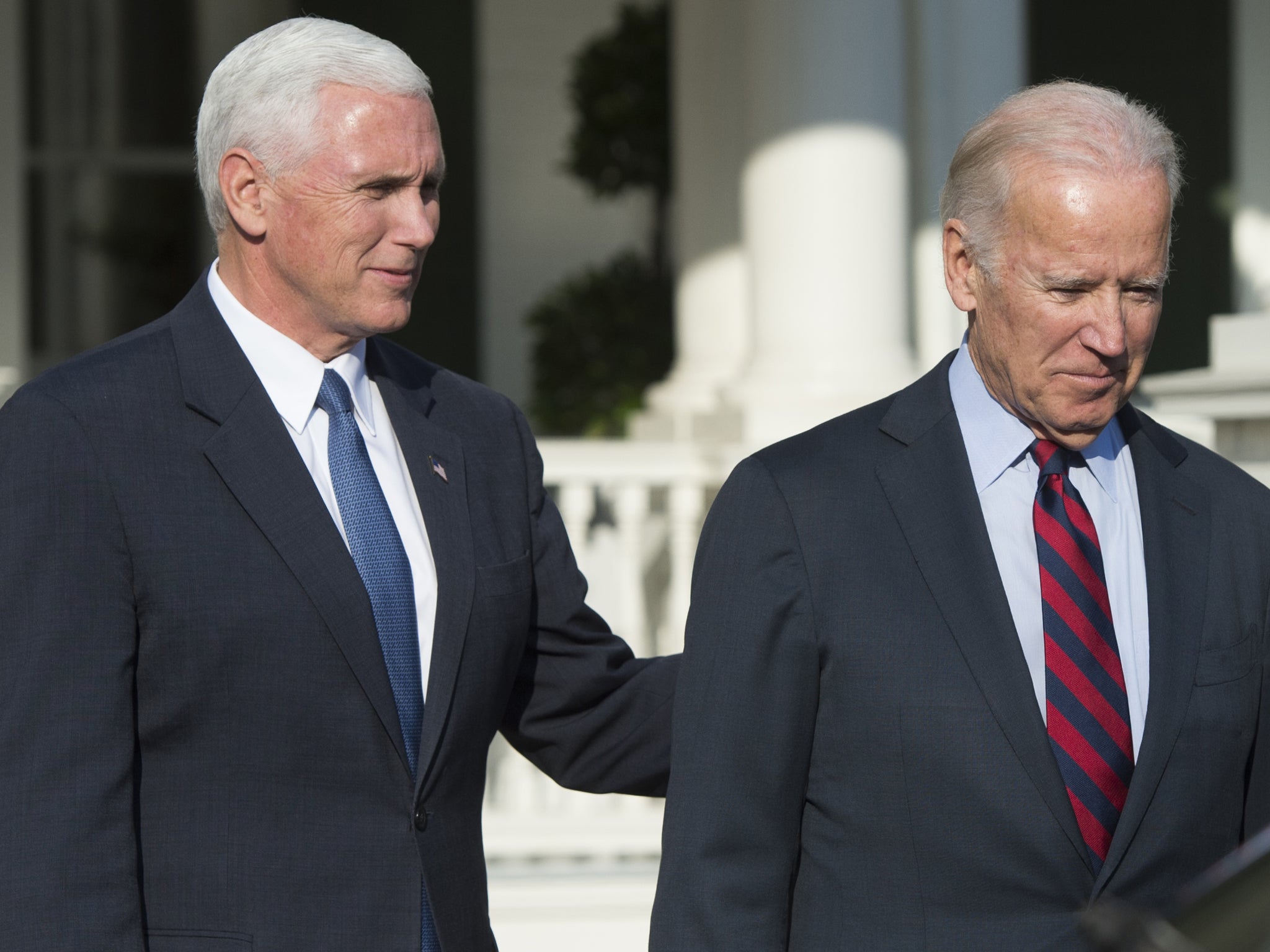 Pence y Biden recibirán vacuna contra el Covid-19 en intento por aumentar apoyo público