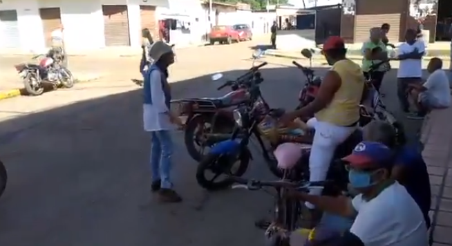 “Esta lucha continúa”: Esta profesora se las cantó a los esbirros del régimen que amedrentaron la Consulta Popular #12Dic (VIDEO)