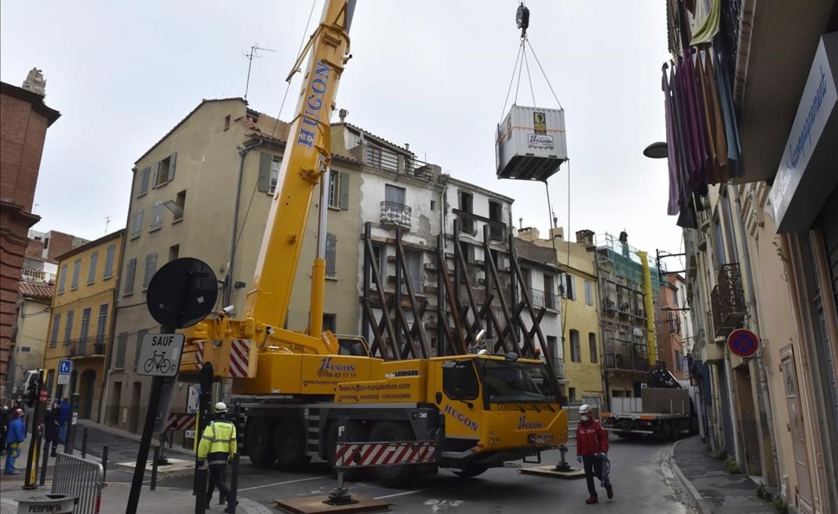 “Impresionante” evacuan con una grúa un hombre de 300 kilos en Francia (FOTOS)