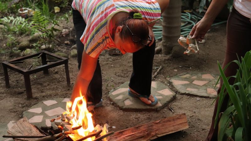 “Es como vivir en la Edad de Piedra”: El retorno a la cocina de leña por falta de gas en el interior de Venezuela