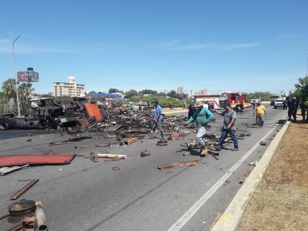 Fotos: Gandola se incendió en Maracaibo tras volcarse en la Circunvalación 1