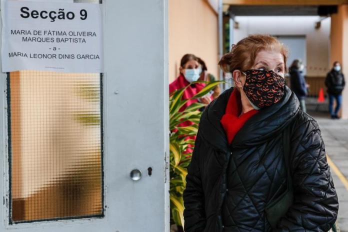 Electores siguen asistiendo a votar en las presidenciales de Portugal retando a la pandemia