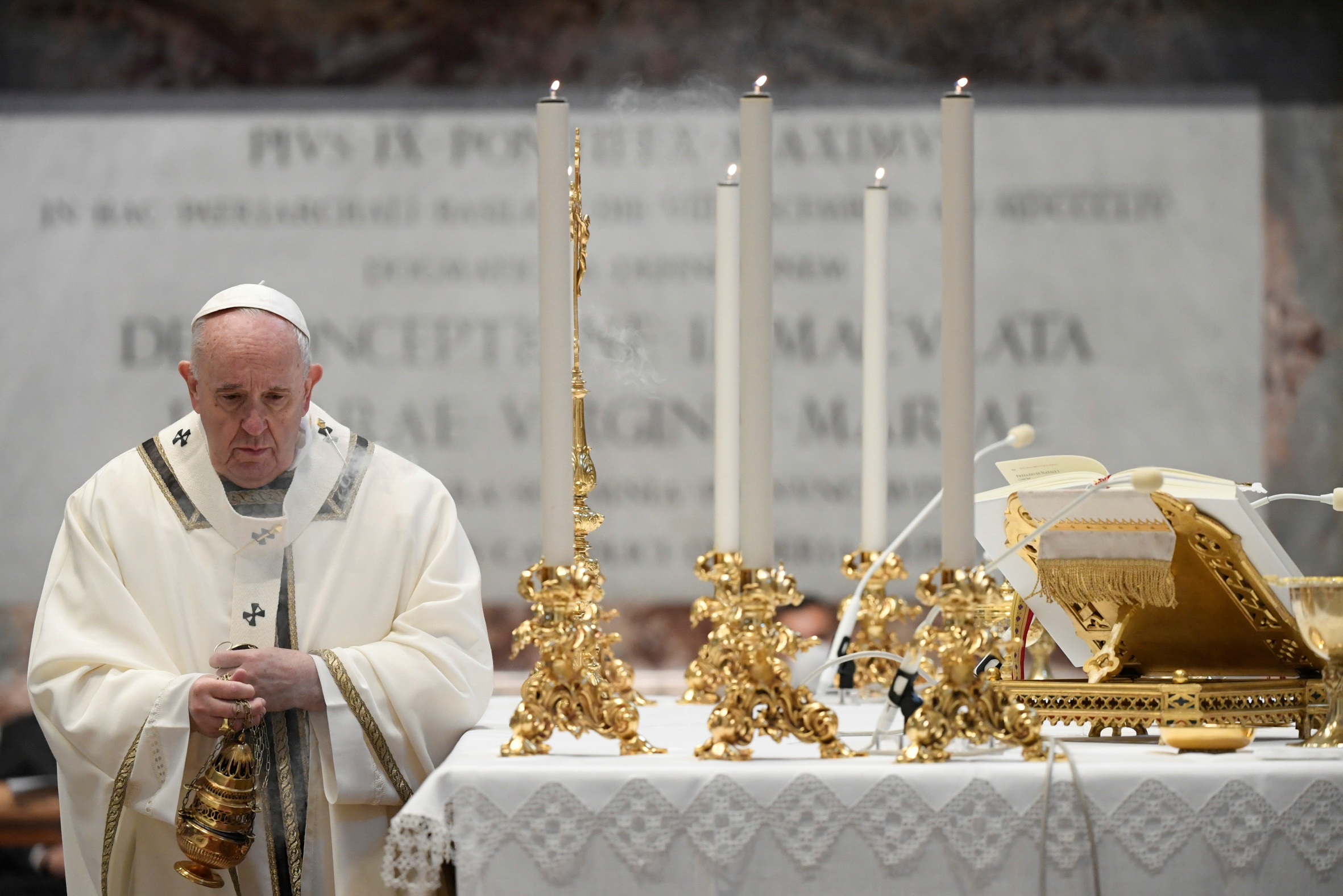 El papa Francisco acepta renuncia de controvertido obispo mexicano contrario a la mascarilla