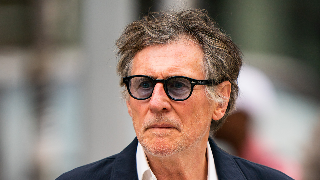 El actor Gabriel Byrne habla del abuso sexual que sufrió de niño y confiesa que llamó al sacerdote que lo agredió