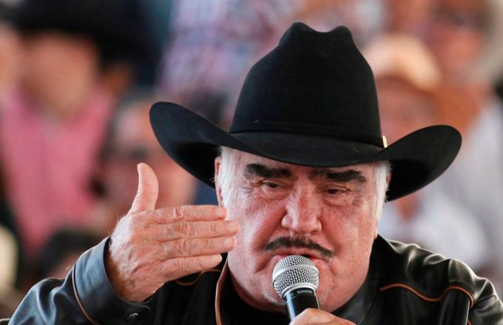 Escándalo envolvió a Vicente Fernández tras su VIDEO tocando el pecho de una fan