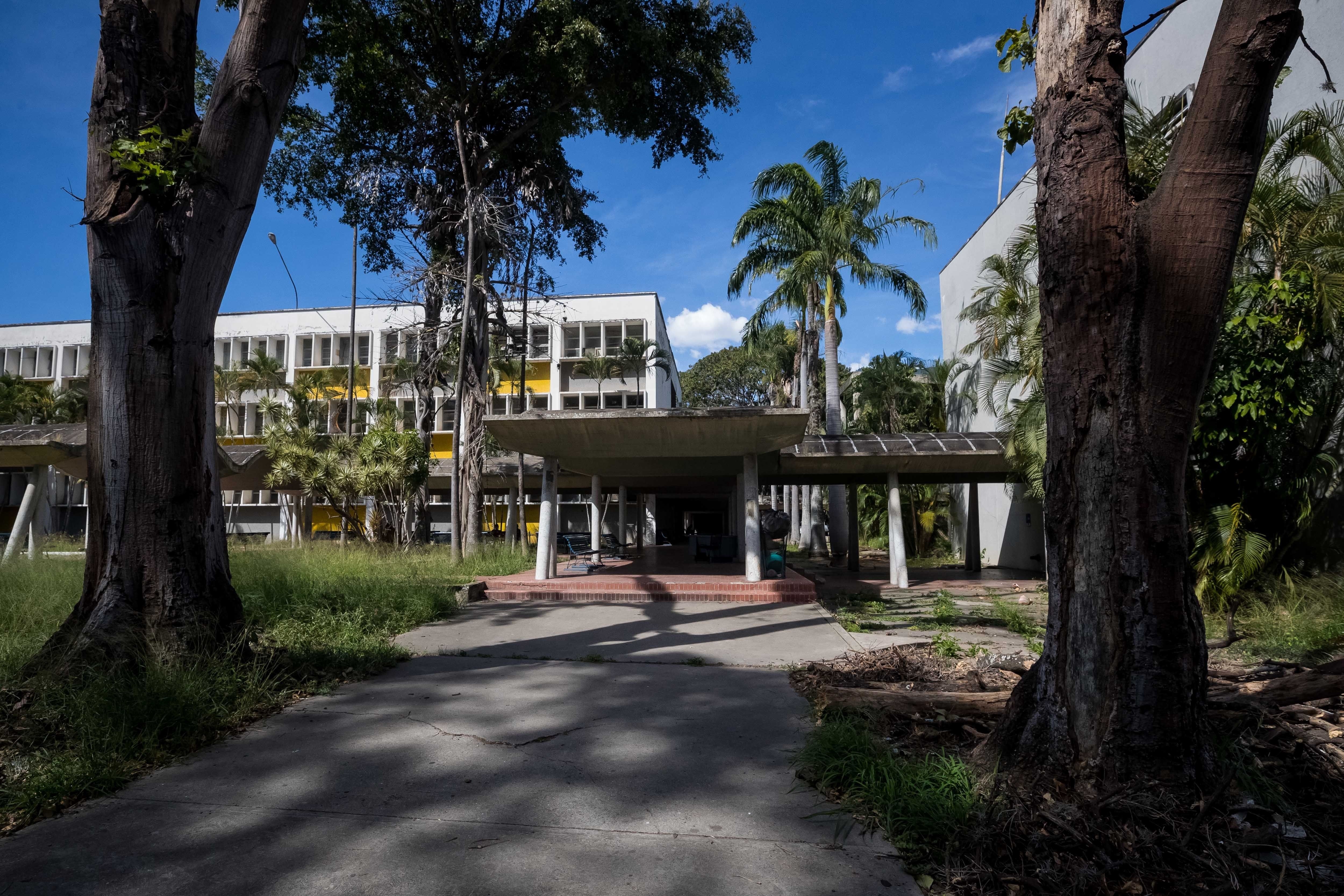 Así quedó la escuela de Estudios Políticos y Administrativos de la UCV tras robo (FOTOS)