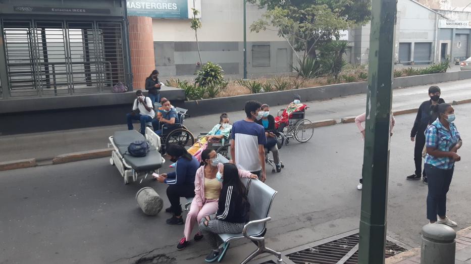 Familiares de pacientes de la Unidad de Diálisis Juan Pablo II denuncian enorme riesgo por falla en el servicio #7Ene (FOTOS)