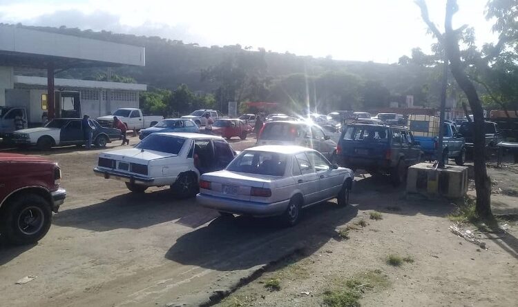 Echar un litro de gasolina en Cumarebo es una odisea