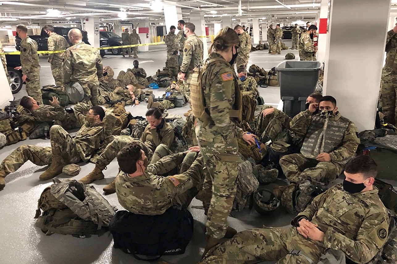 Guardias Nacionales de EEUU durmieron en un estacionamiento tras ser forzados a abandonar el Capitolio (FOTOS)