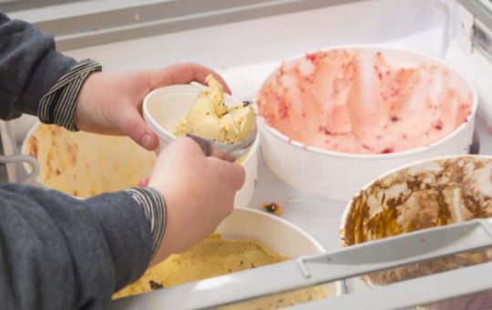 Exempleada de McDonald’s reveló un truco para comer más helado pagando menos (VIDEO)