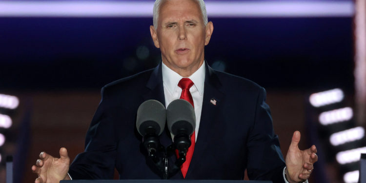 FBI halló un nuevo documento clasificado en la casa de Mike Pence