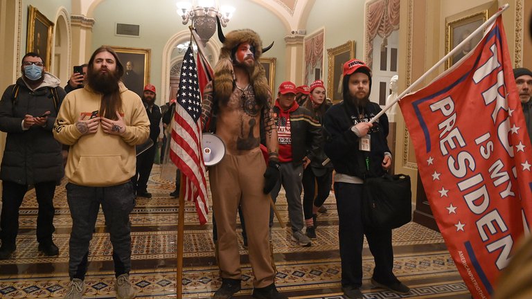 Quién es Jake Angeli, el joven disfrazado de guerrero sioux que irrumpió en el Capitolio