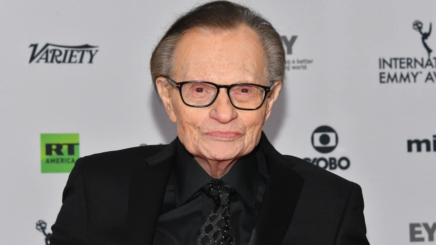 El popular presentador Larry King, hospitalizado tras contagiarse con coronavirus