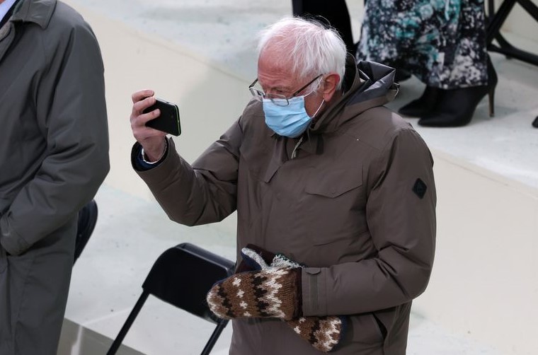 El atuendo peculiar de Sanders en investidura de Biden arrasa en redes sociales