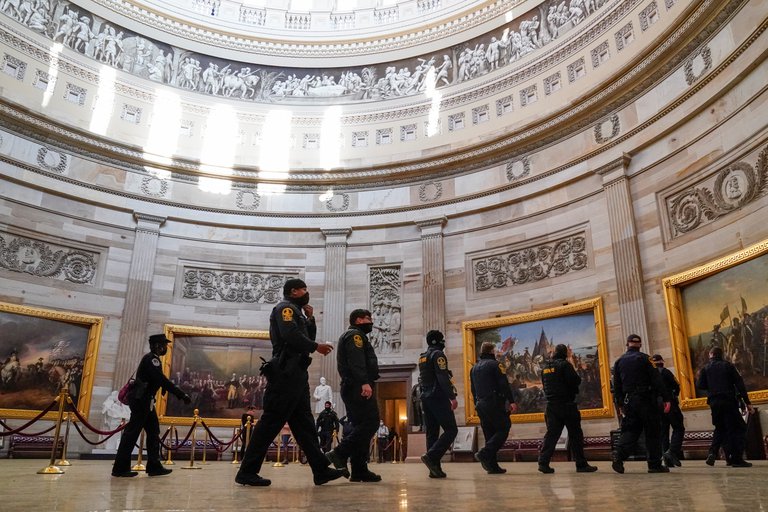 La Policía del Capitolio separó al oficial que disparó y mató a la veterana de la Fuerza Aérea durante la irrupción