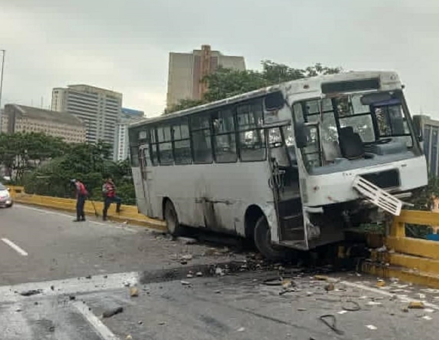 Autobús impactó y se montó sobre una defensa en la Valle Coche