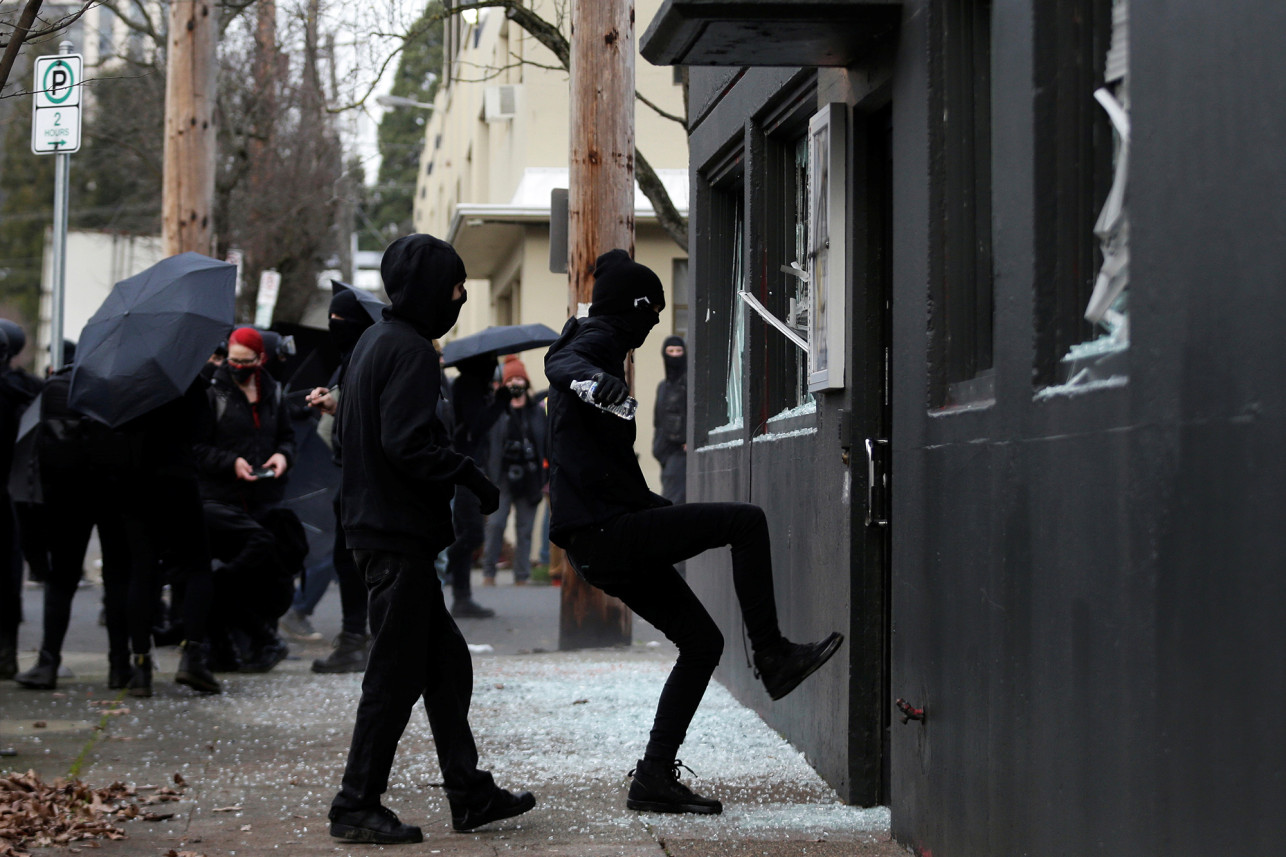 Manifestantes izquierdistas causaron estragos en Portland y vandalizaron sede del Partido Demócrata (Fotos y Video)