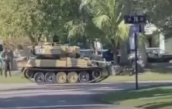 Un tanque militar circula por las calles de Miami-Dade (VIDEO)