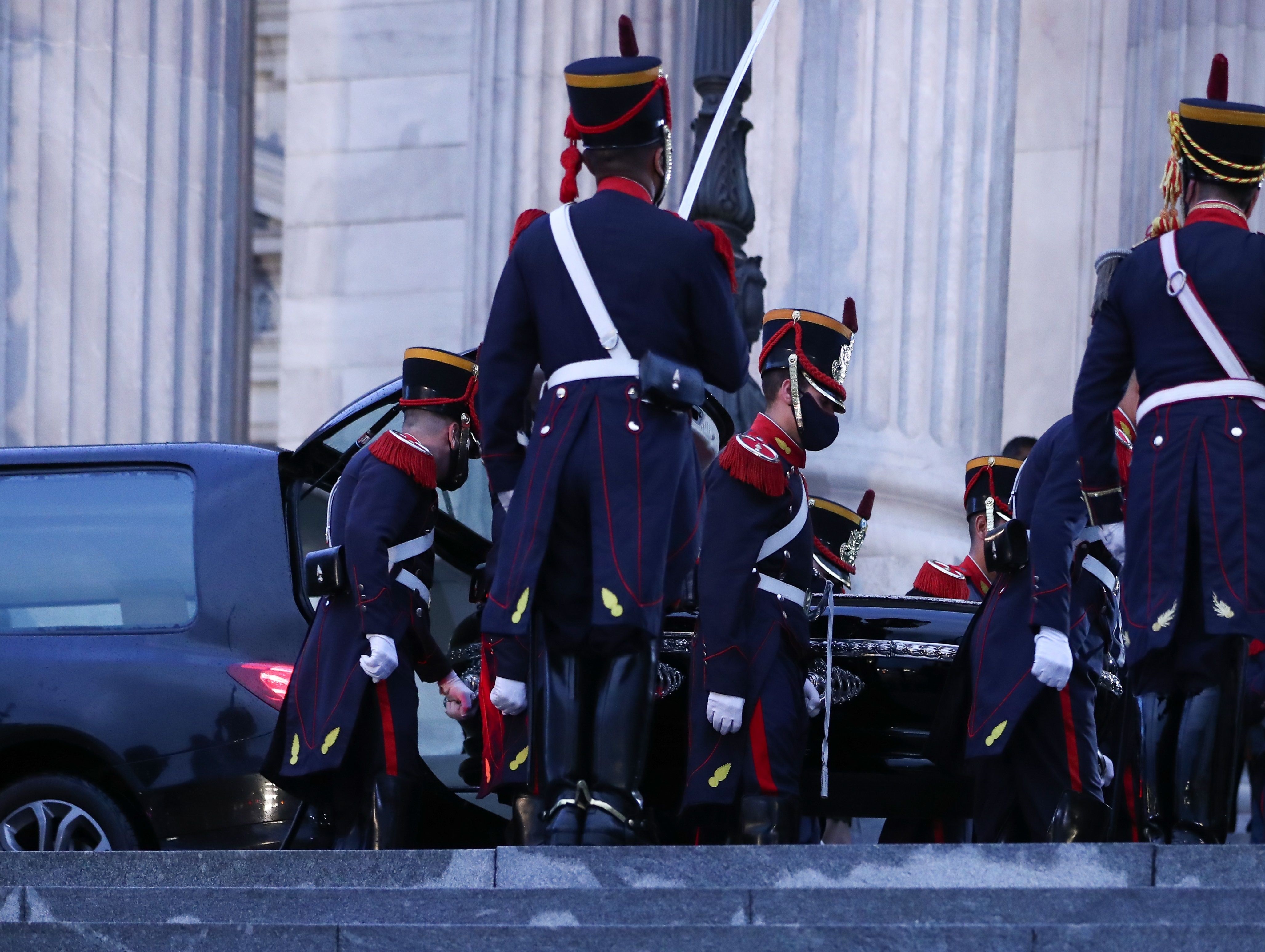 Instalaron la capilla ardiente del expresidente argentino Menem en el Congreso