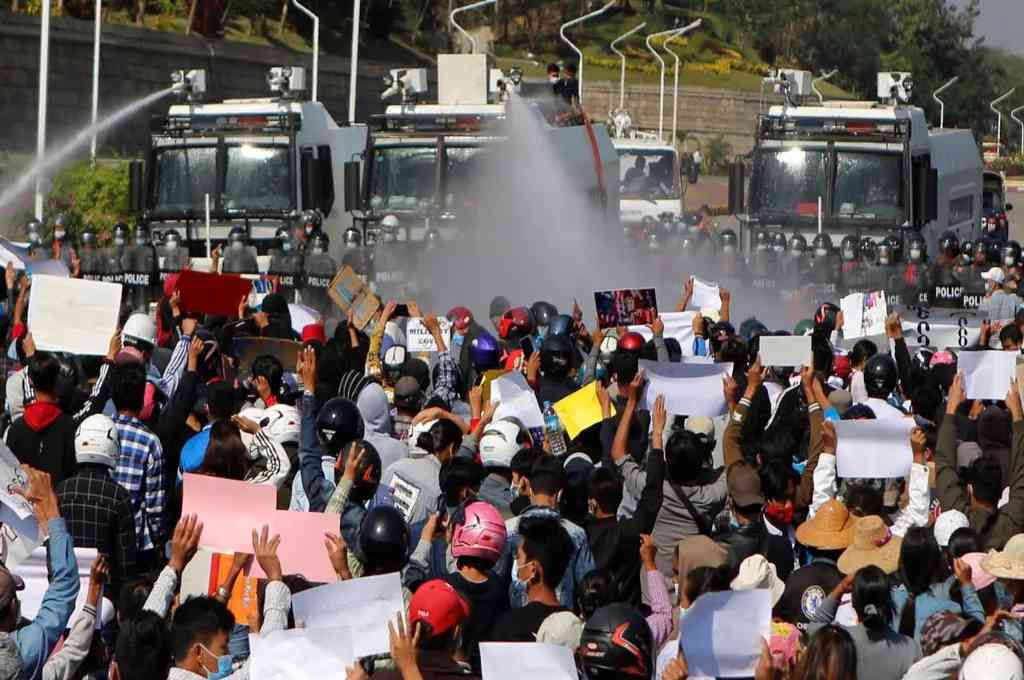 La junta militar en Birmania aumenta la represión mientras siguen las protestas