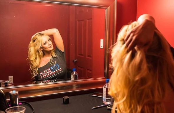 Las MEJORES FOTOS de Stormy Daniels, estrella porno que se acostó con