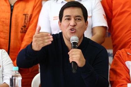 El candidato que lidera las encuestas en Ecuador no puede votar porque no tiene residencia en el país