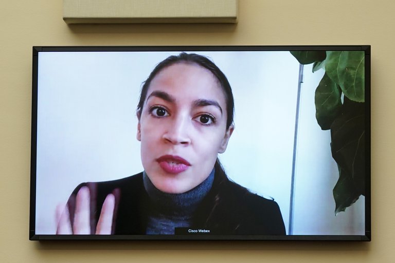 La congresista demócrata Alexandria Ocasio-Cortez reveló que fue agredida sexualmente