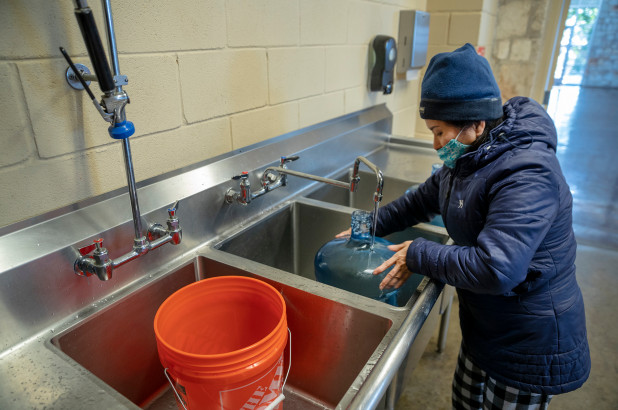 En Texas casi 15 millones de residentes siguen sin agua potable después de la histórica tormenta invernal